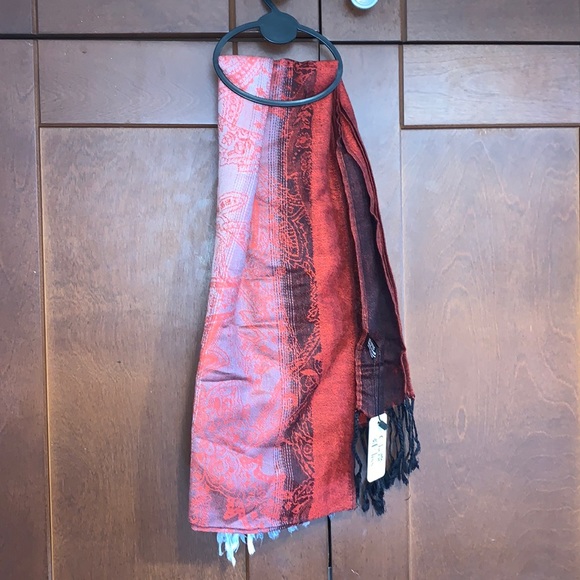Red tones scarf - Picture 3 of 13